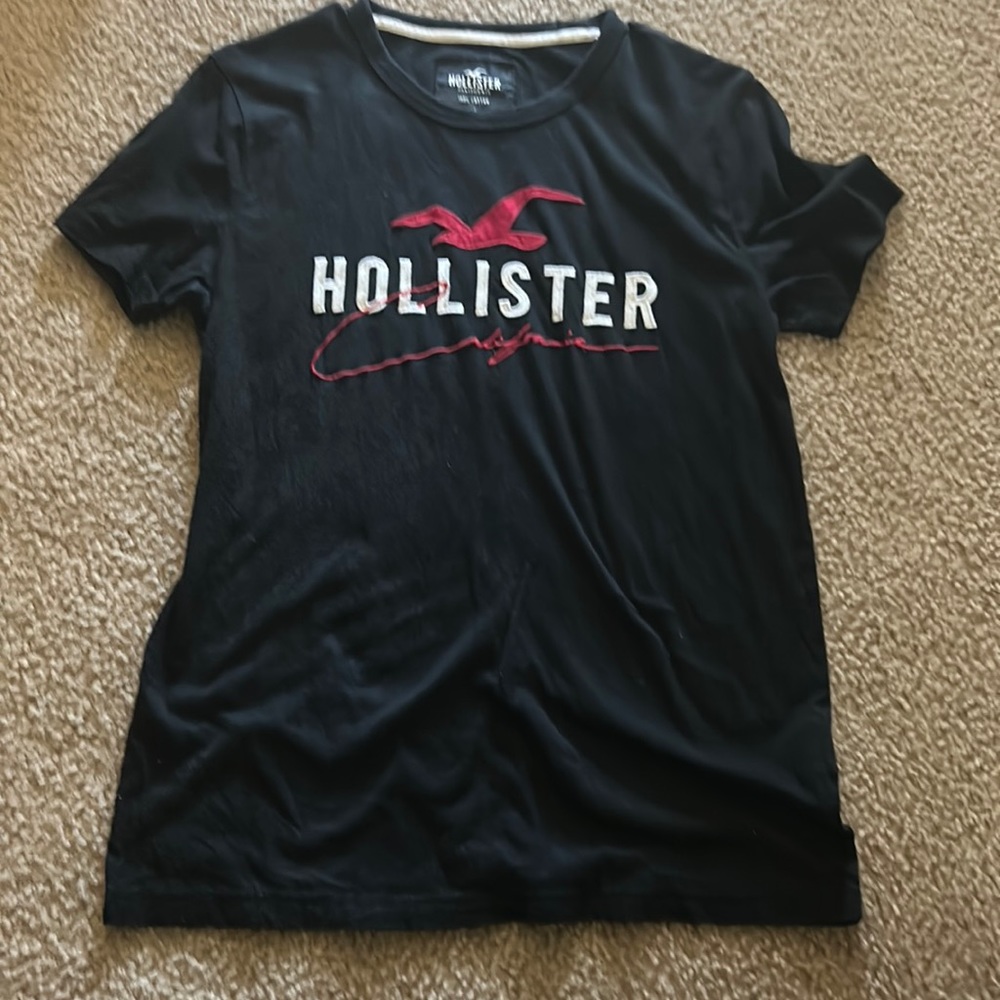 Hollister primary color black secondary colors red and white. Size xs in men